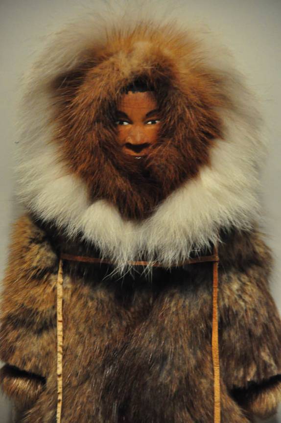 Esquimó em suas vestimentas típicas, no Museu de Anchorage, no Alaska